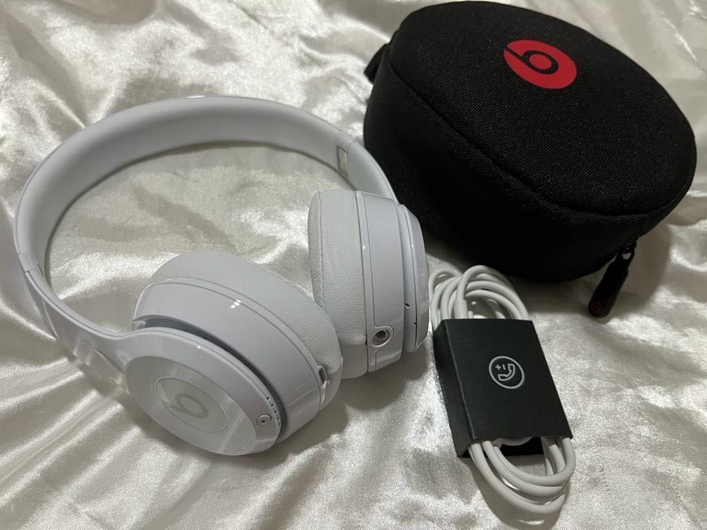 Beats solo 3 wireless gloss white store