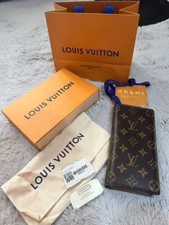 Lot 199 - Louis Vuitton Monogram Brazza Wallet