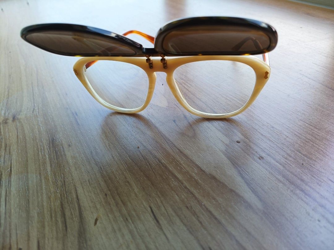 Flip up clearance sunglasses gucci