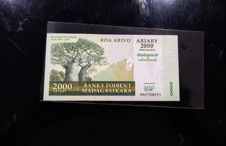 Madagascar 2009 2000 Ariary Banknote Currency UNC (2)