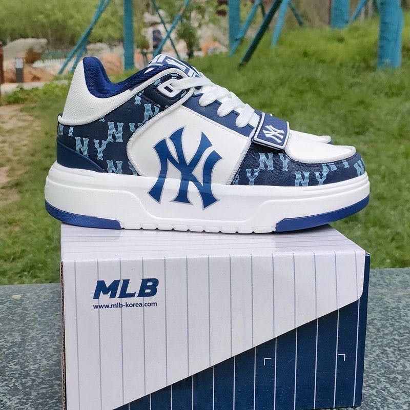 Ny yankees deals nike sneakers