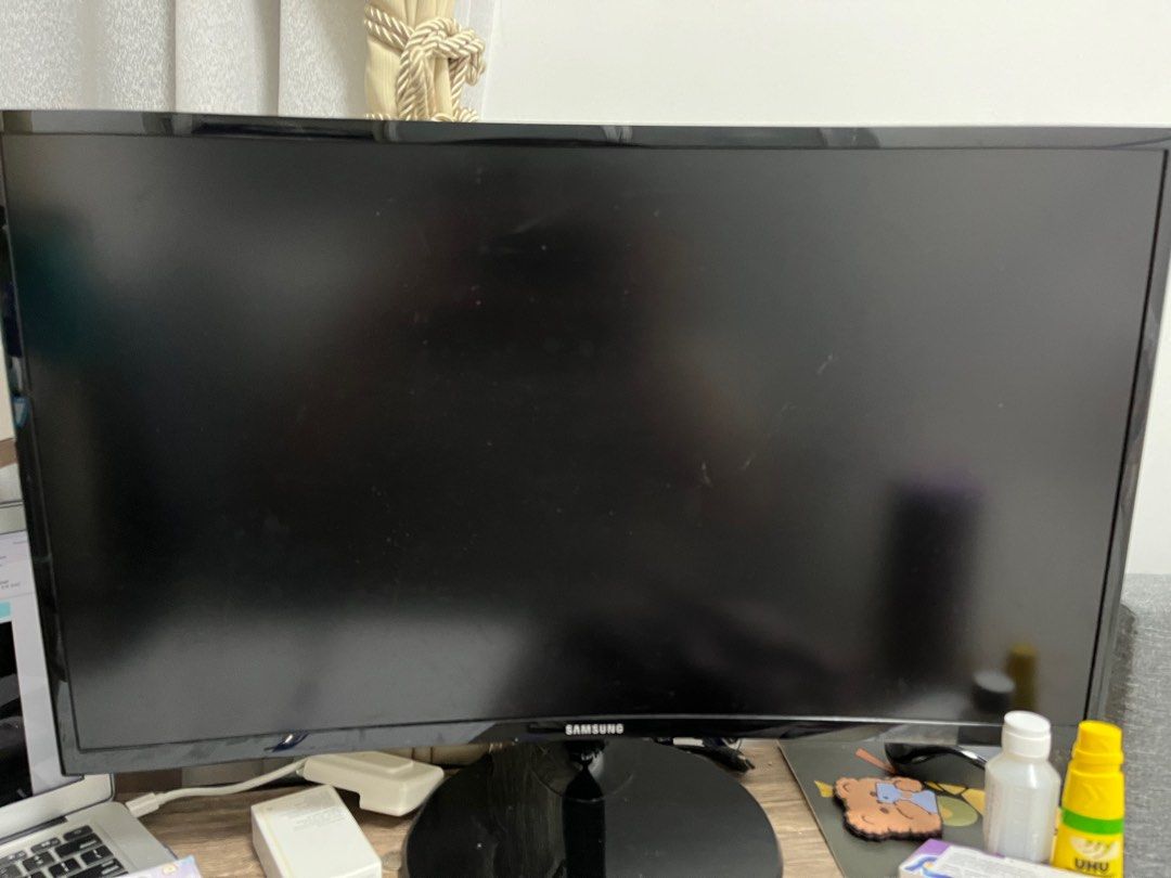 Monitor (Category: Monitor Screens) located in Singapore. Submitted by chamilka (Listing ID 1255740288, Image 1). Description: Brand: SAMSUNG Item model number: LC27F390FHEXXS Colour: Black Resolution: 1920x1080 Response: 4 (GTG) Screen Size: 27inch Connectivity Port: VGA/ HDMI Brightness: 250 cd/? Refresh Rate: 60Hz Wall Mount: 75mm x 75mm Product Dimensions: 9 x 63 x 37 cm Wieght: 5 Kilograms Accessory included in the box: Power Cord & HDMI.