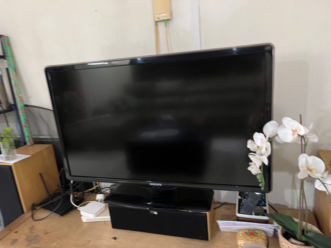 Moving out clearance Philips TV, TV & Home Appliances, TV