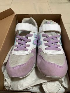 New balance purple and white rubber shoes