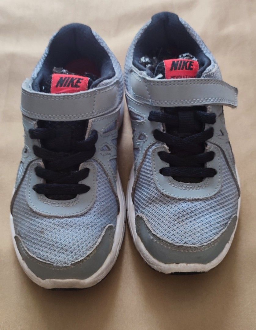 Nike Boy s revo2 Athletic shoes Preloved SIze 18 cm Babies