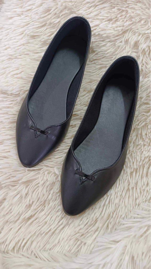 flat black nike shoes