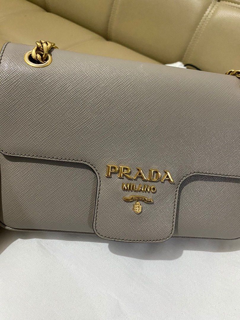 New PRADA SAFFIANO FLAP SHOULDER BAG ARGILLA/GREY GHW 1BD193 (sz :  22/23x15x5 cm), Barang Mewah, Tas & Dompet di Carousell