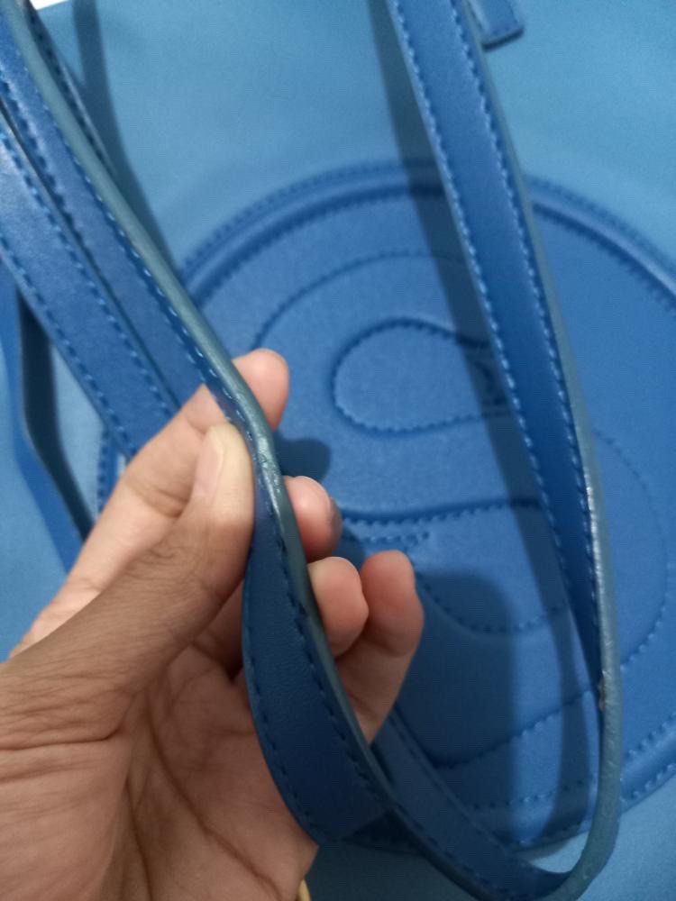 tas Buttonscarves warna biru, Barang Mewah, Tas & Dompet di Carousell