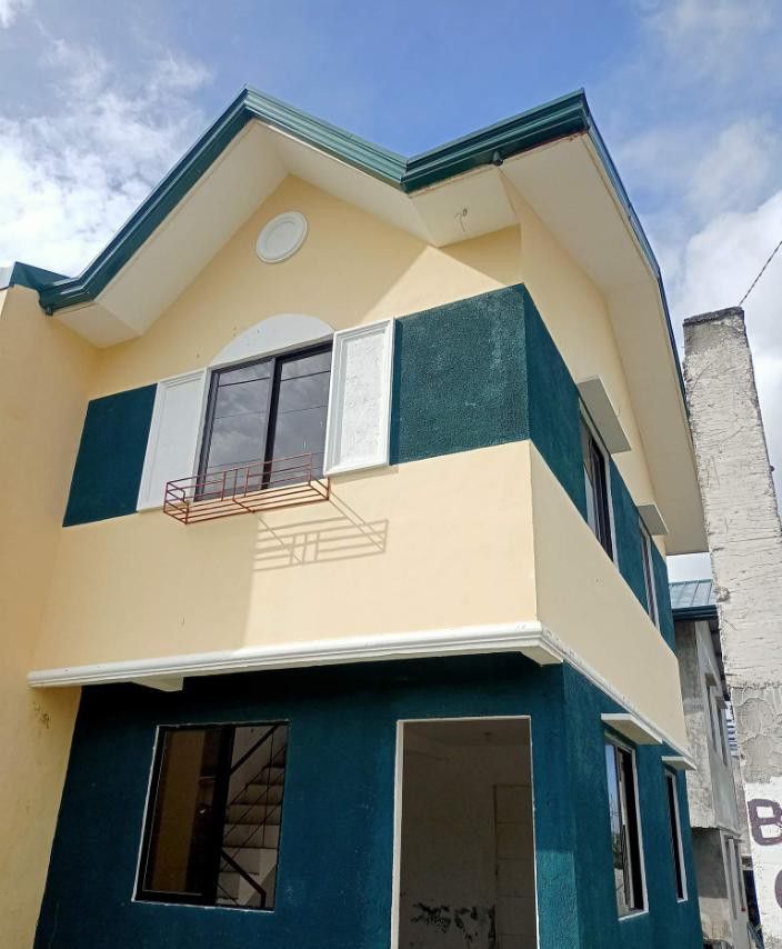 Rush Pasalo! Corner Lot TH Trece Martires Cavite (Category: House & Lot) located in Indang. Submitted by espiritualoh (Listing ID 1255722544, Image 1). Description: RUSH SALE! RFO Pasalo Corner lot Townhouse 57sqm. Semi complete W/ tiles and provision for 2 BR 1 toilet n bath Near Entrance Gate pwedeng pang commercial Owners asking price P280K With Balance DP of 399K to the developer or can be included in the loanable amount thru Pagibig Inhouse 