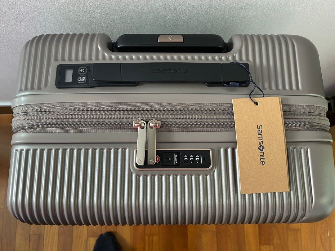 Samsonite Luggage Prestige 69cm Spinner Exp with builtin scale. Silver