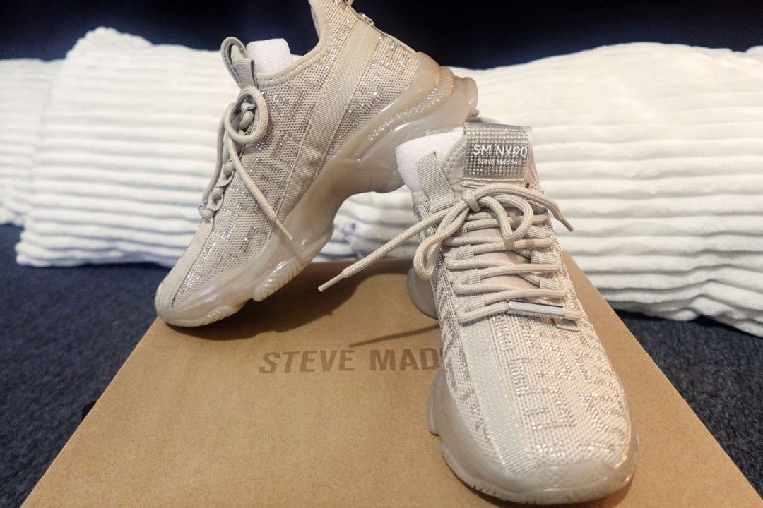 Steve Madden Shoes (Category: Sneakers) located in Paranaque City. Submitted by declutterqueeeeen (Listing ID 1255754046, Image 2). Description: Size 8.