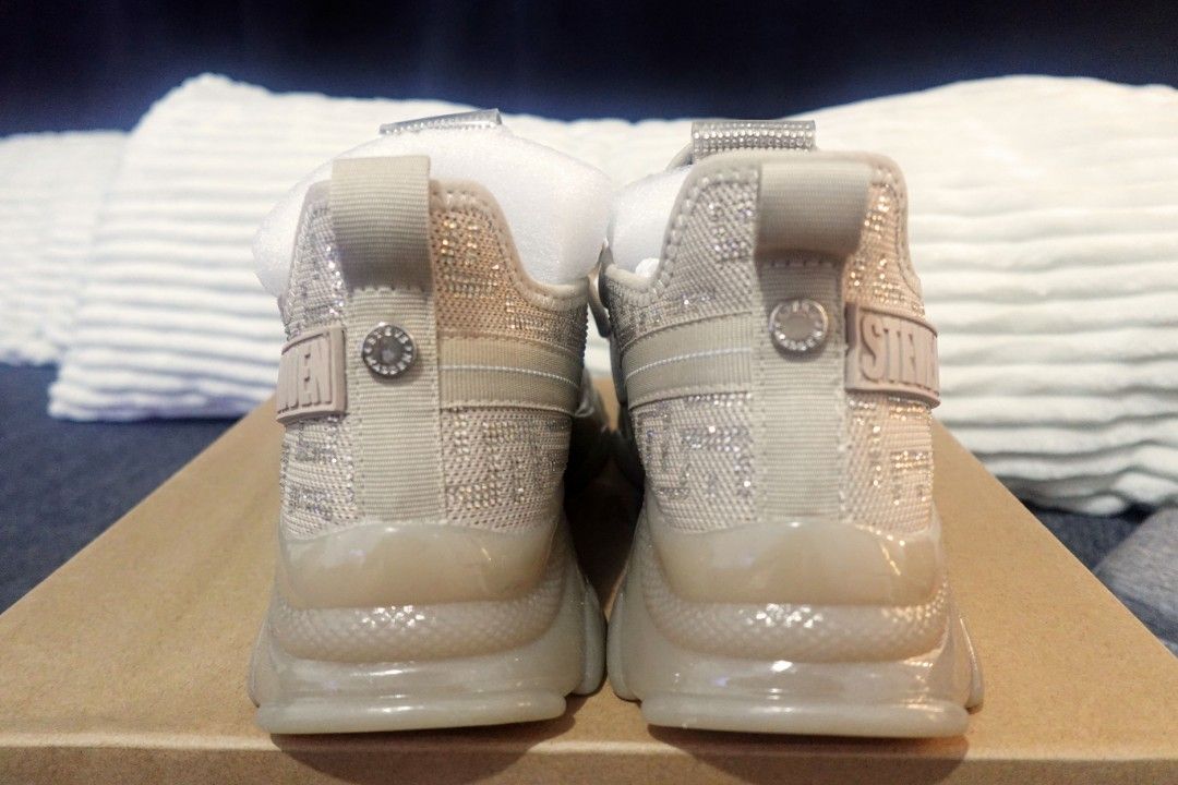 Steve Madden Shoes (Category: Sneakers) located in Paranaque City. Submitted by declutterqueeeeen (Listing ID 1255754046, Image 3). Description: Size 8.