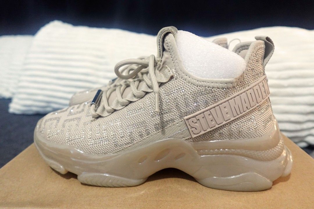 Steve Madden Shoes (Category: Sneakers) located in Paranaque City. Submitted by declutterqueeeeen (Listing ID 1255754046, Image 1). Description: Size 8.