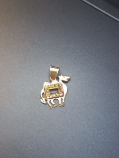 18k yellow gold camel pendant with diamond cut detail