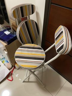 兩張折疊椅