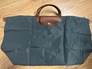 Authentic Longchamp Cuir Medium Size In Black, Women's Fashion, Bags &  Wallets, Tote Bags on Carousell
