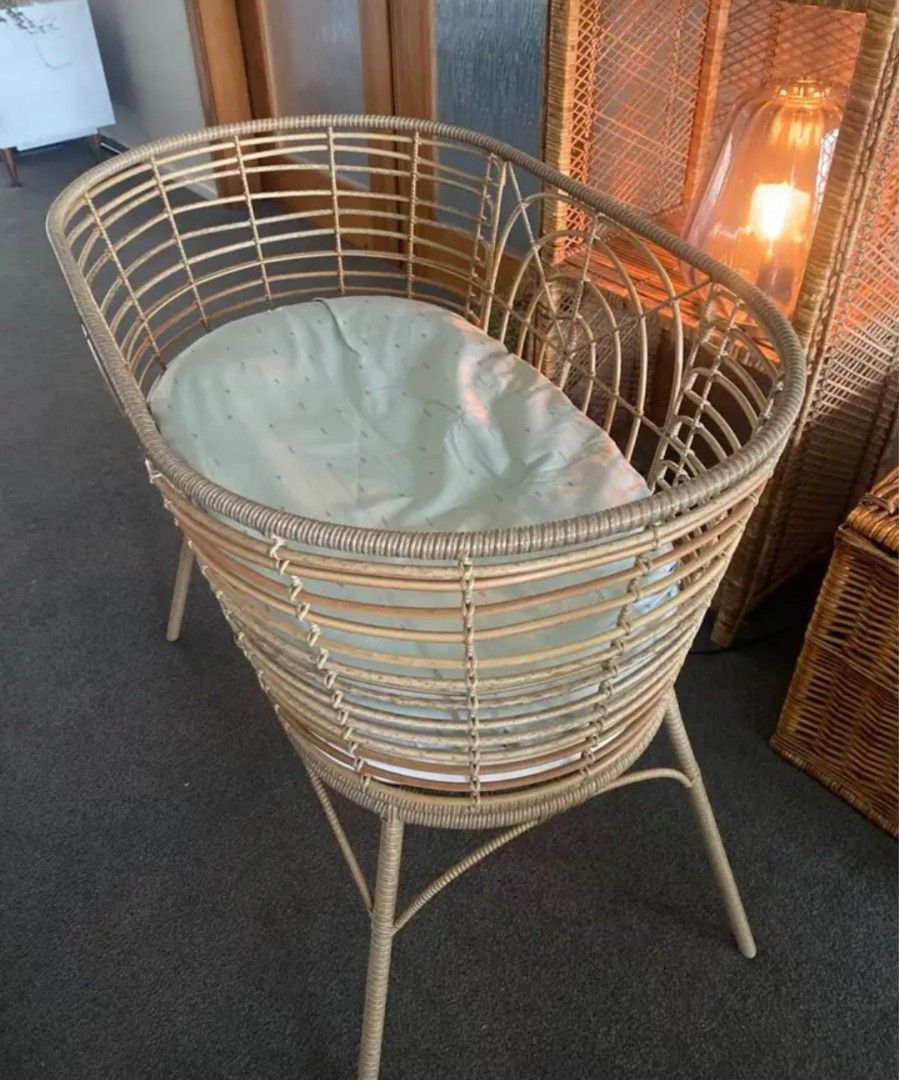 Wicker sales baby cot