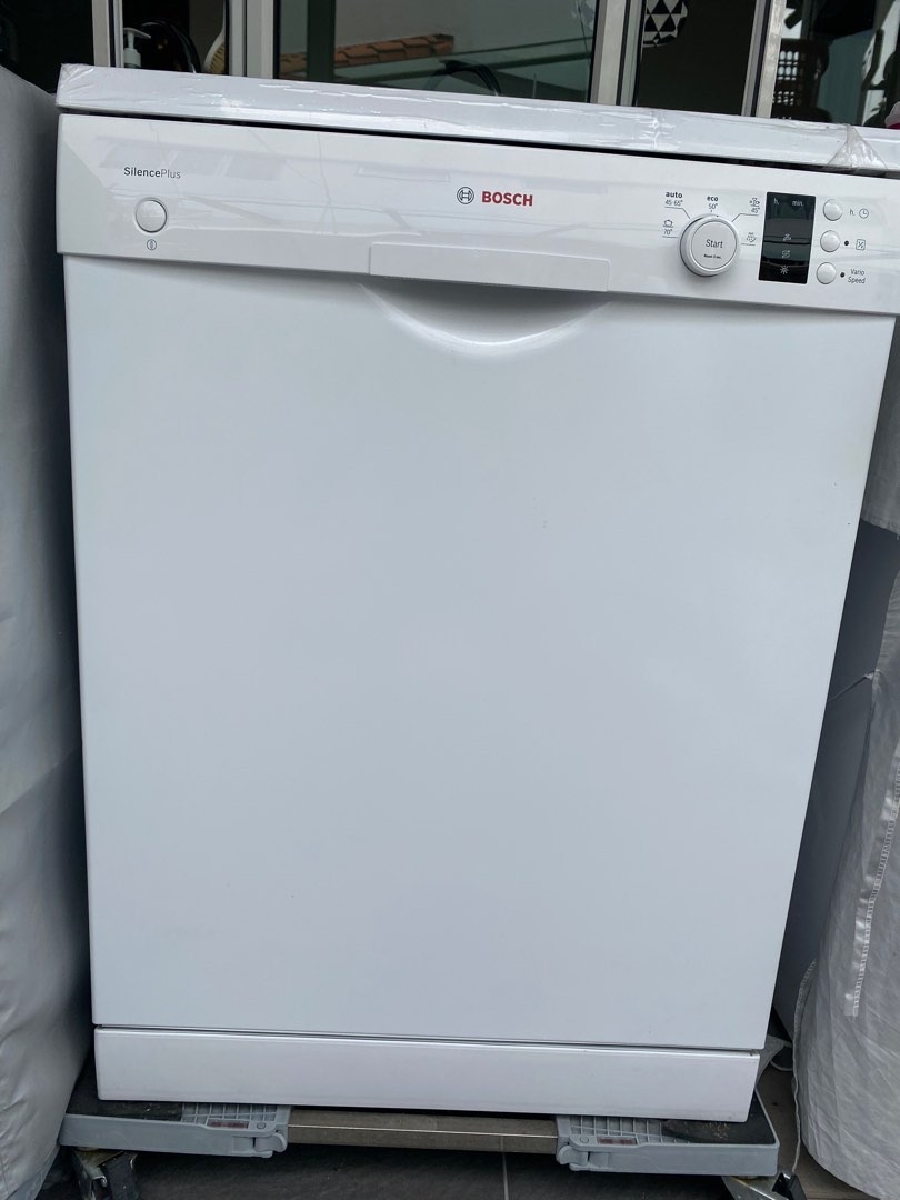 BOSCH Serie 4 Freestanding Dishwasher 60cm SMS50E82EU, TV & Home
