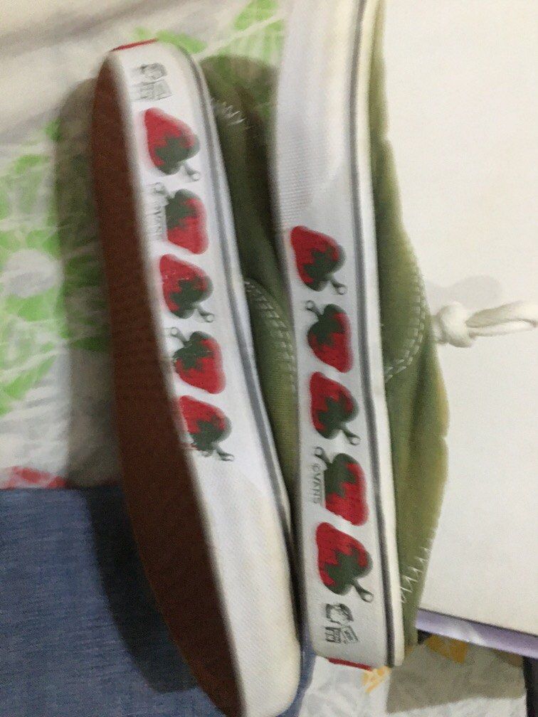 Converse ultracush shoes szUS7 (Category: Casual Shoes) located in Antipolo. Submitted by seylecious (Listing ID 1252501134, Image 3). Description: Vans ultracush shies US7 faded green color With strawberry print on side of soles Very nice Rfs: no longer fit be bec of pregnancy .