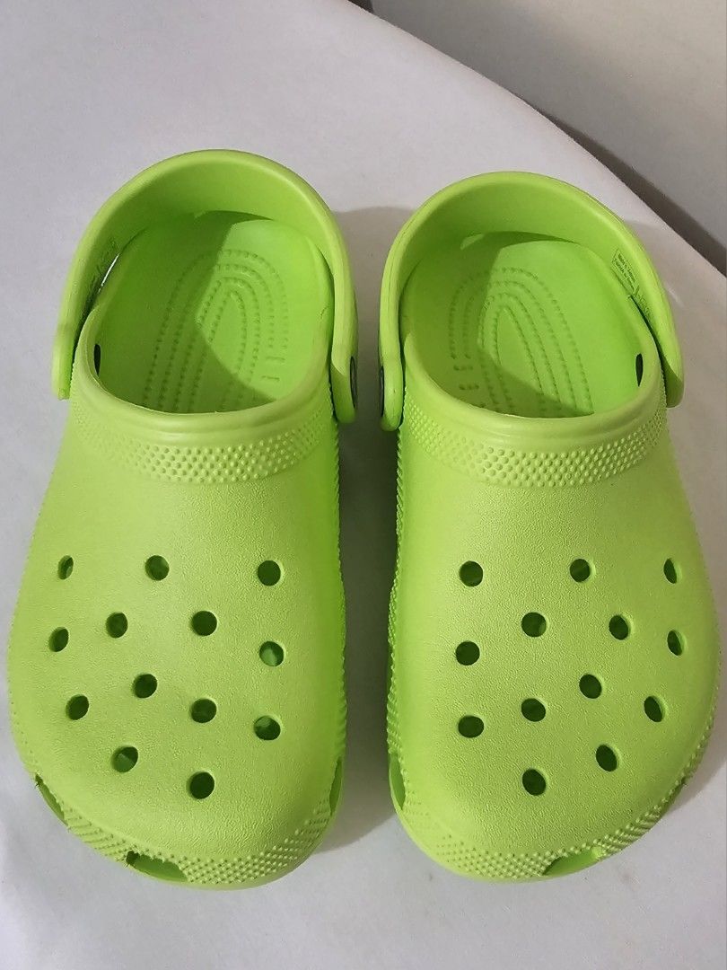 Crocs Kids Classic Clog in Limeade size J3 US