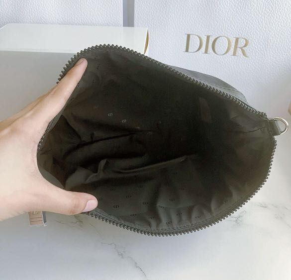 Dior Pouch (Category: Luxury Bags & Wallets) located in Quezon City. Submitted by raidenalley (Listing ID 1252478115, Image 2). Description: Dior Pouch Authentic Vip Own an authentic Dior without spending much. 12.5" x 8" With box Convertible to sling bag Chain NOT Included Chain strap NOT included VIP GIFTS are exclusive gift made specially for clientele. These are not fake, not replicas as they are made for gifting purposes only and not retails