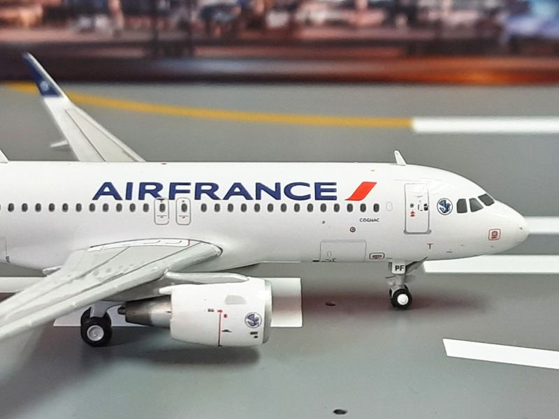 GeminiJets 1:400 Scale Air France Airbus A320-200 Model (G-HEPF) - Limited Edition Die-Cast Collector Model
