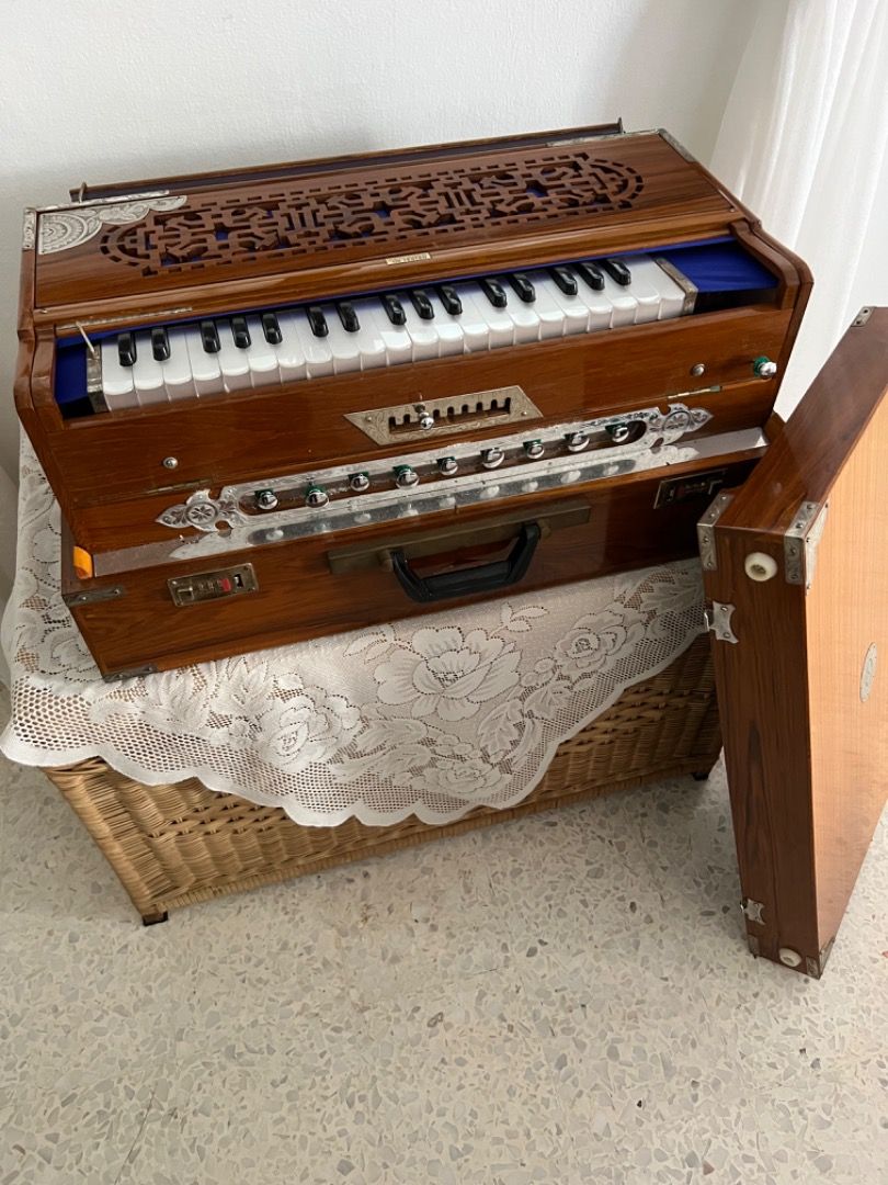 Harmonium triple reed