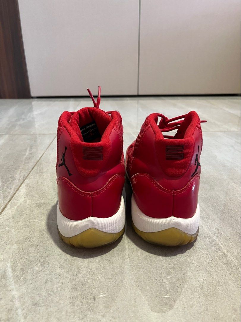 Retro best sale red 11s