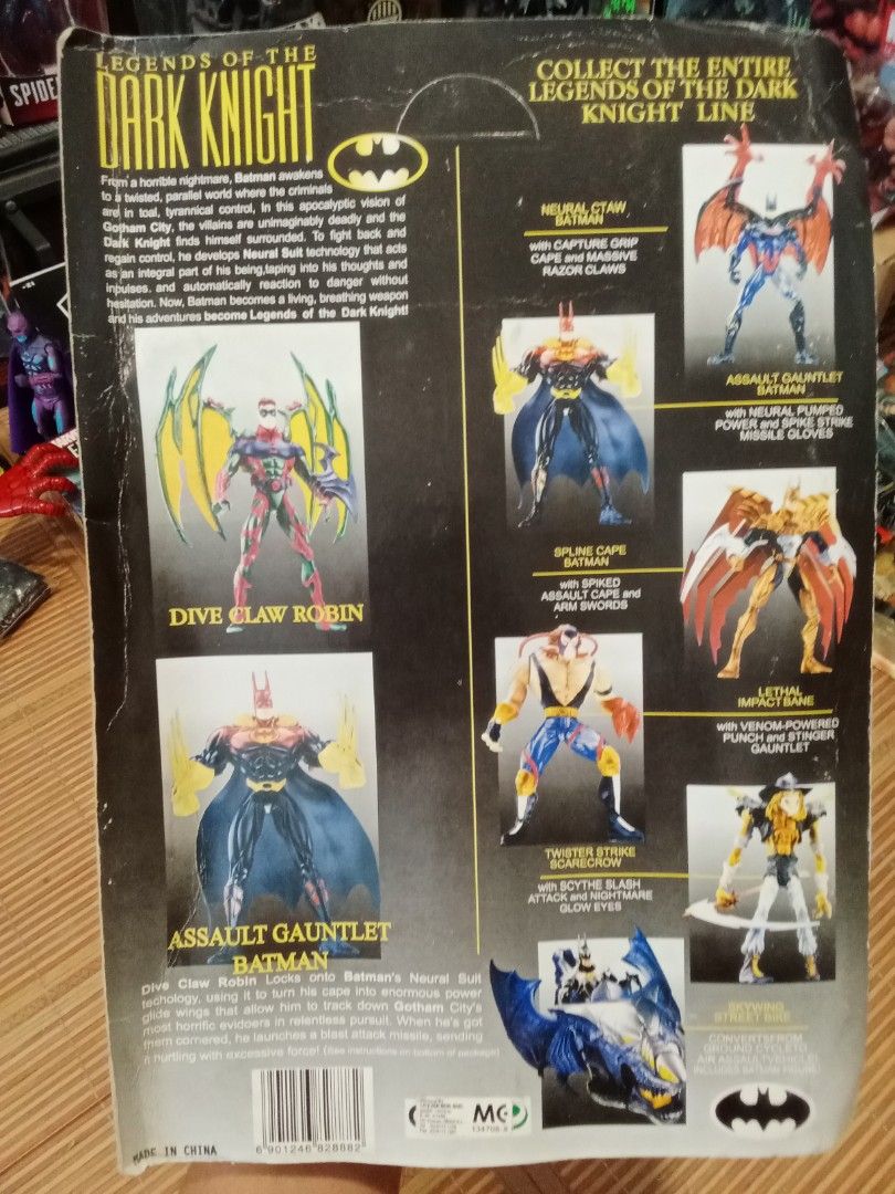 Legends of The Dark Knight Assault Gauntlet Batman, Hobbies & Toys