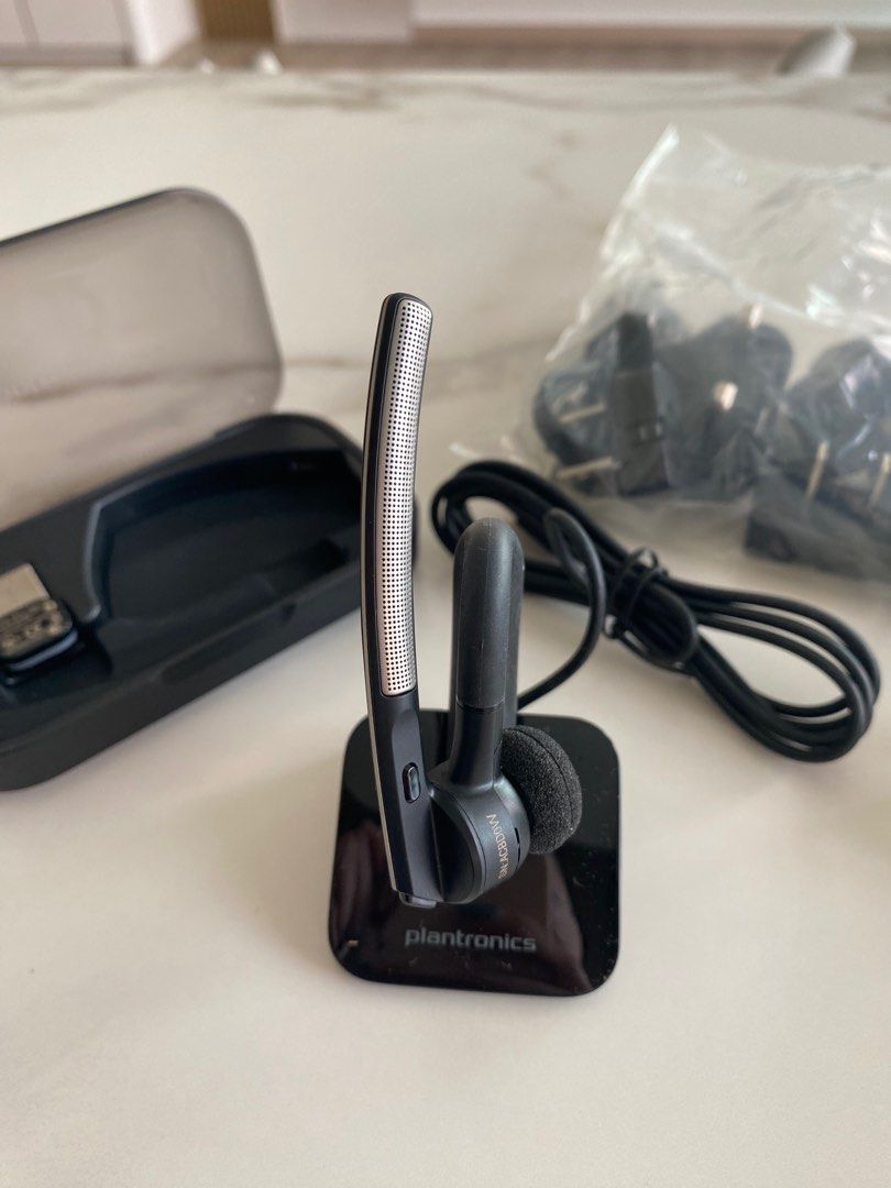 Like new Plantronics Voyager Legend BT300M bluetooth USB adapter