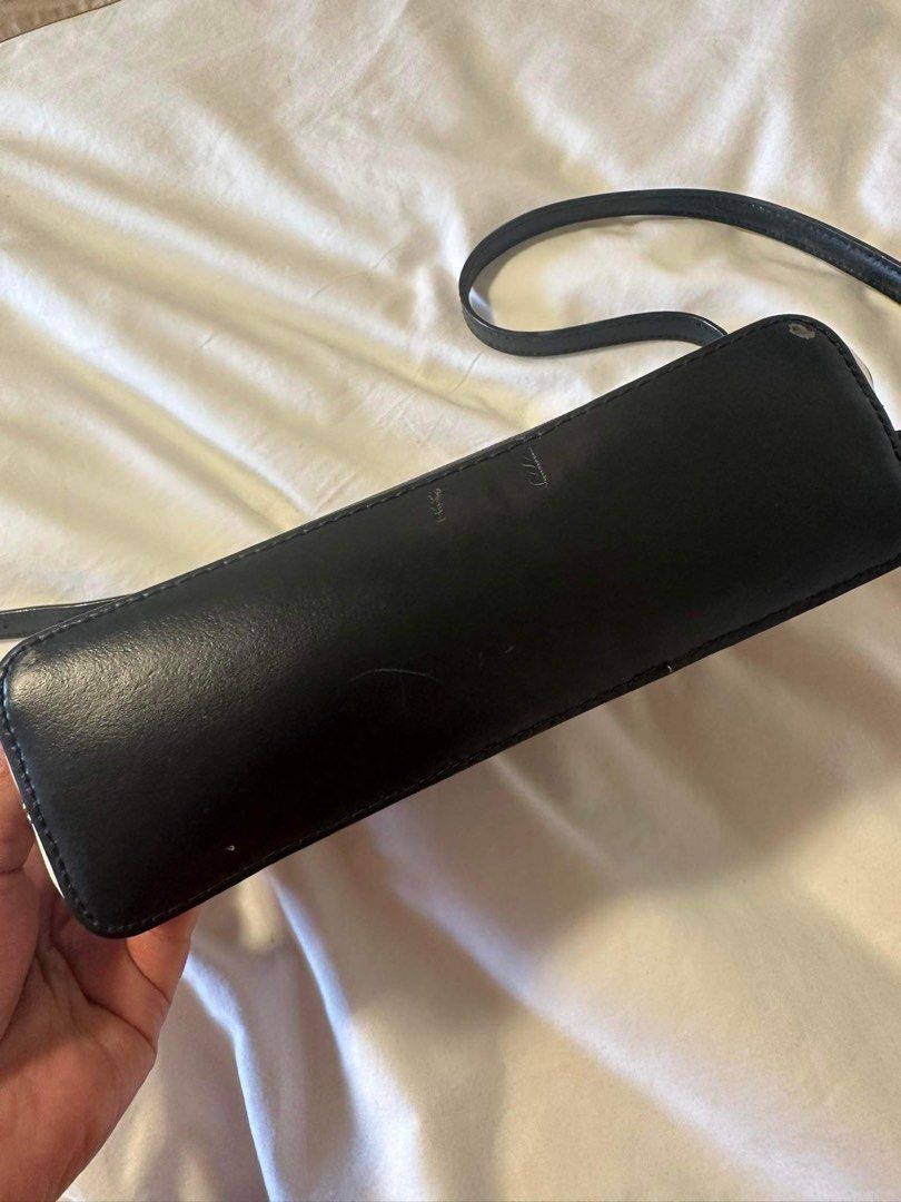 Original Katespade black and white bag (Category: Cross-body Bags) located in Makati City. Submitted by abbybit (Listing ID 1252456735, Image 3). Description: Bawal barat.