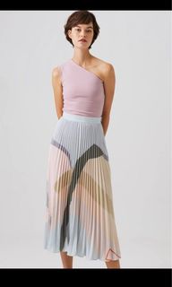 (Category: ) located in . Submitted by quinn_wardrobe (Listing ID 1252543475, Image 1). Description: .