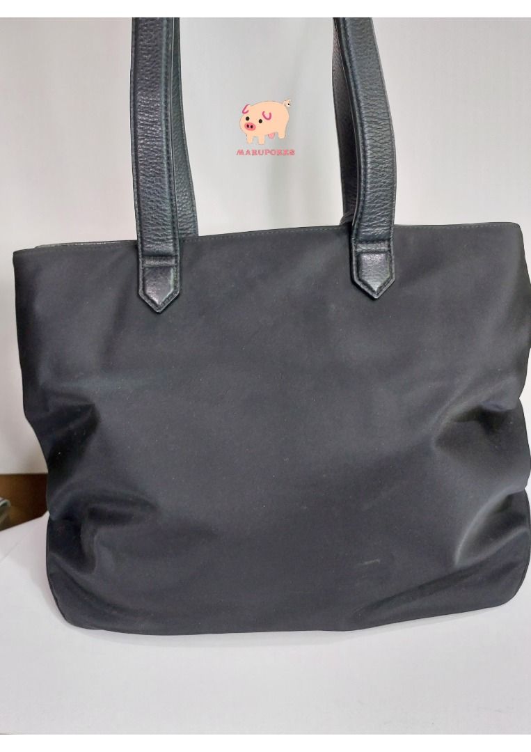 Preloved Bag | DKNY | Black Shoulder Bag (Category: Luxury Bags & Wallets) located in Mandaluyong City. Submitted by maruporks (Listing ID 1252579797, Image 2). Description: Mode of Payment: Gcash / Komo / Shoppee Pay Transfer Mode of Delivery: Grab and Lalamove (Only in the morning), or via J&T (Drops off during weekend) Brand: DKNY Color: Black Style: Shoulderbag only Material: Nylon and Leather Hardware: Silver Flaws: Minimal signs of use due 