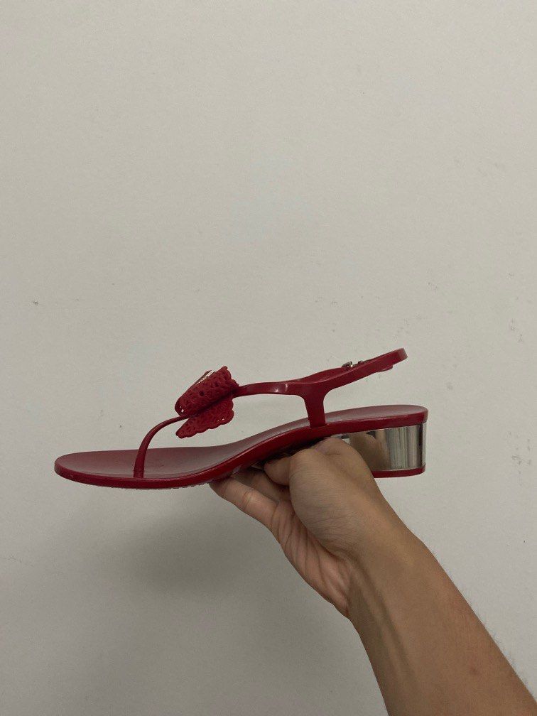 Red t 2024 strap sandals