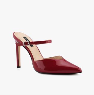 Sepatu Nine West Tips3 Heel Mules

Warna Merah Glossy