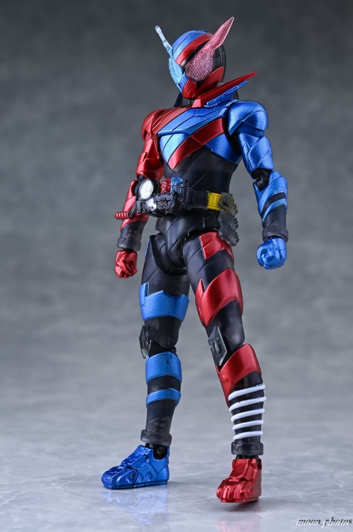 Bandai S.H.Figuarts Kamen Rider Build Rabbit Tank – 20 Kamen Rider Kicks Ver.