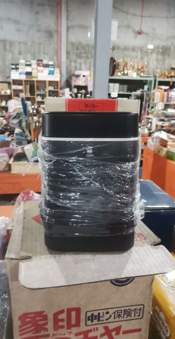 Tiger thermal lunch box (Category: Food Organization & Storage) located in Mati. Submitted by surkayconsumergoodstraiding (Listing ID 1252546375, Image 1). Description: With box, may kunting sign of usage. Kunlang ng chopsticks (pwede rin naman mag dala may lalagyanan sa gilid. Wala rin yung isang napaka maliit na part nya parang lalagyan ng salt or pepper. Pero available pa yung isa kaya okay parin. Overall maganda parin. Strap in good condition