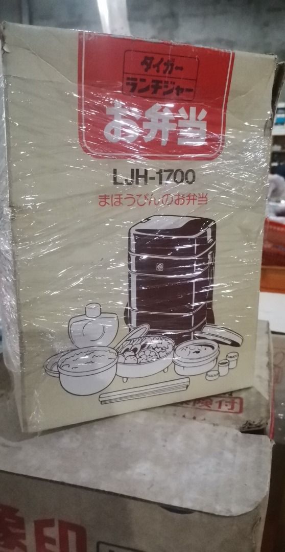 Tiger thermal lunch box (Category: Food Organization & Storage) located in Mati. Submitted by surkayconsumergoodstraiding (Listing ID 1252546375, Image 2). Description: With box, may kunting sign of usage. Kunlang ng chopsticks (pwede rin naman mag dala may lalagyanan sa gilid. Wala rin yung isang napaka maliit na part nya parang lalagyan ng salt or pepper. Pero available pa yung isa kaya okay parin. Overall maganda parin. Strap in good condition