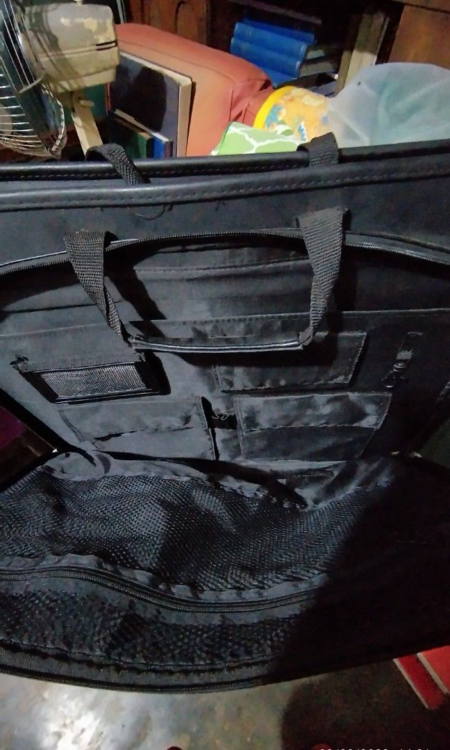 VTG Targus black leather (Category: Laptop Bags & Sleeves) located in Quezon City. Submitted by rosapage (Listing ID 1252446951, Image 2). Description: no flaws 😊.