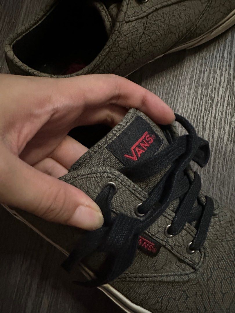 AUTH Vans Old School Gray (Category: Casual Shoes) located in Mexico. Submitted by declutterclosetph (Listing ID 1255821391, Image 3). Description: super cool pair, just doesnt fit me negotiable, just offer US 7 25cm EURO 39 original never been used just stored.