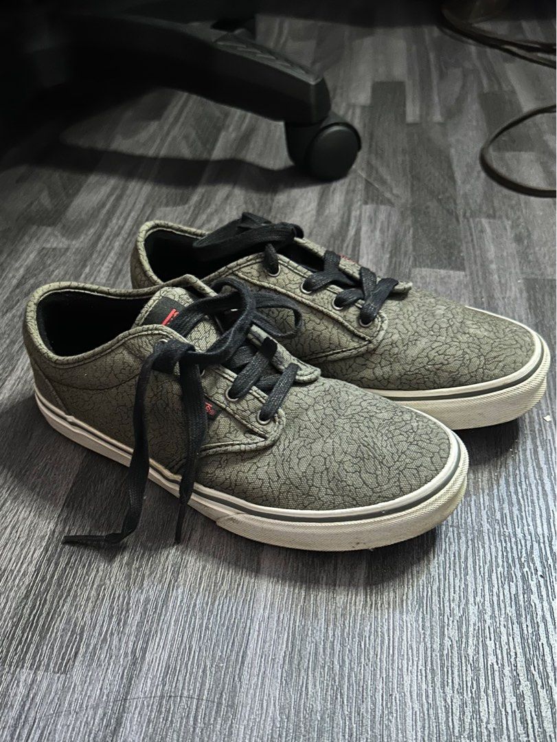 AUTH Vans Old School Gray (Category: Casual Shoes) located in Mexico. Submitted by declutterclosetph (Listing ID 1255821391, Image 1). Description: super cool pair, just doesnt fit me negotiable, just offer US 7 25cm EURO 39 original never been used just stored.
