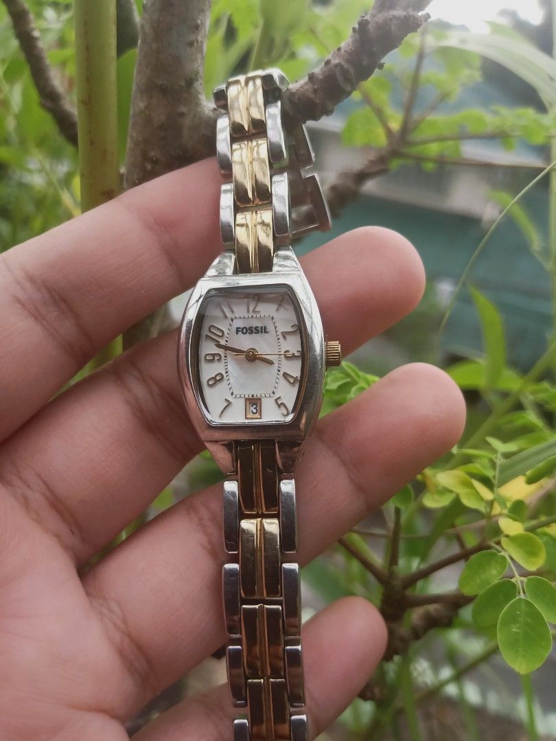 Vintage women's fossil watch 2025