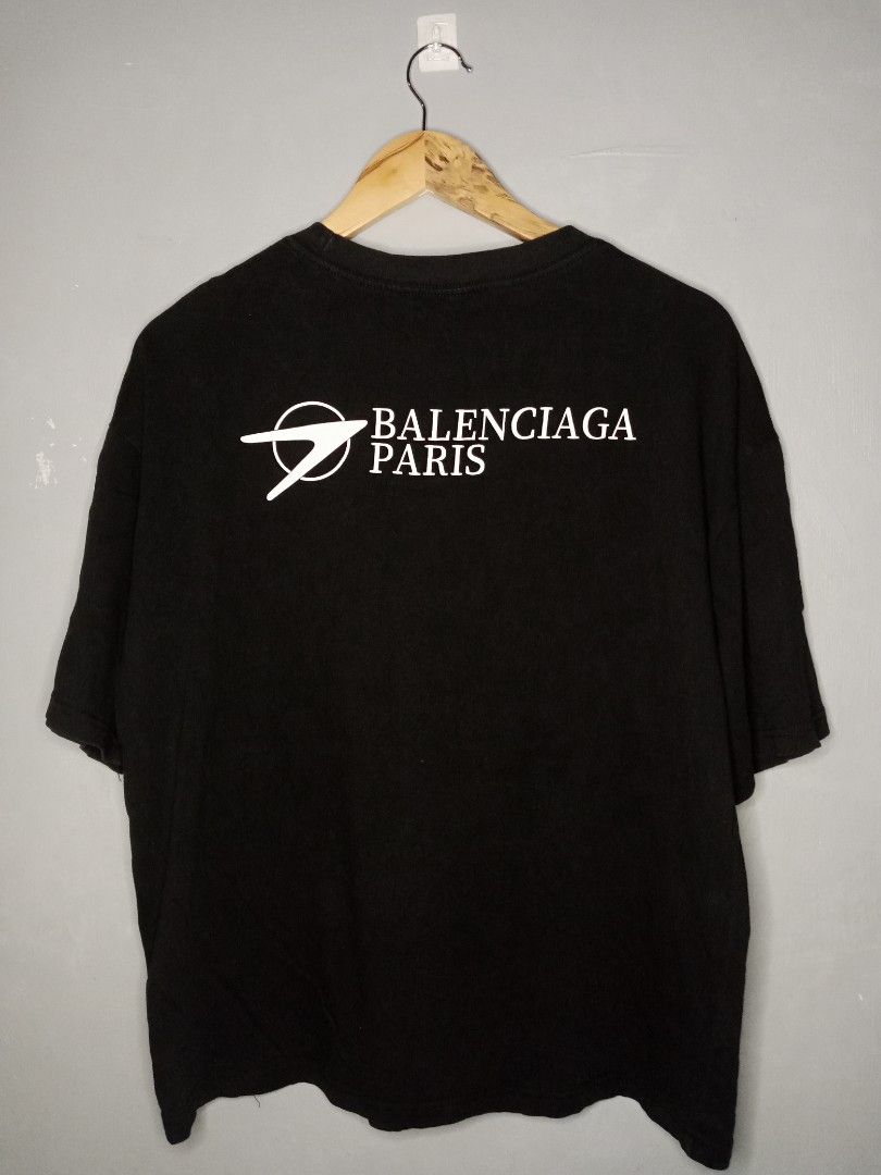 BALENCIAGA BLACK TSHIT ( AUTHENTIC) (Category: Luxury Apparel) located in Caloocan City. Submitted by azreal_17 (Listing ID 1255839895, Image 2). Description: BALENCIAGA BLACK T-SHIRT ( AUTHENTIC) SIZE: MEDIUM - LARGE Complete wash tag SHIPPING: SHOPPEE CHECK OUT /J&T.