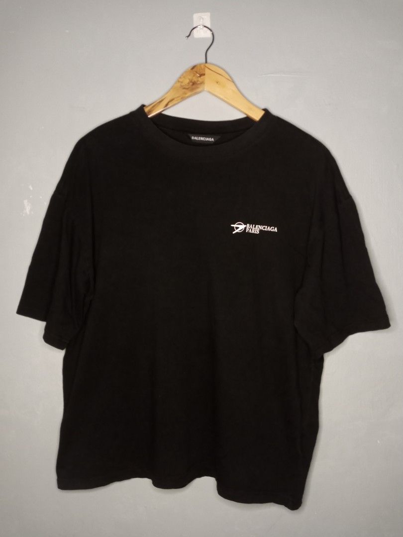BALENCIAGA BLACK TSHIT ( AUTHENTIC) (Category: Luxury Apparel) located in Caloocan City. Submitted by azreal_17 (Listing ID 1255839895, Image 1). Description: BALENCIAGA BLACK T-SHIRT ( AUTHENTIC) SIZE: MEDIUM - LARGE Complete wash tag SHIPPING: SHOPPEE CHECK OUT /J&T.