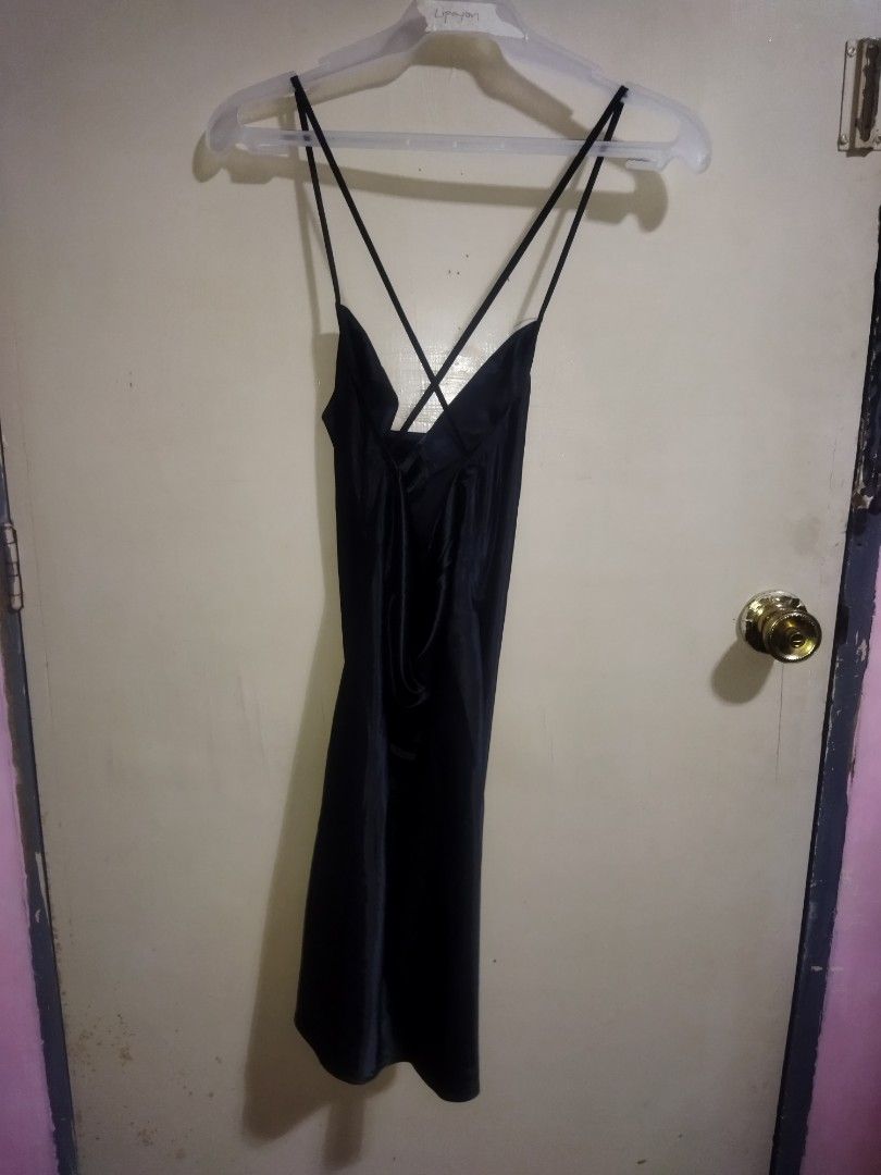 Black Slip Dress by H&M (Category: Dresses) located in Quezon City. Submitted by queentasha (Listing ID 1255878012, Image 3). Description: In Small to Medium size 36 on H&M.