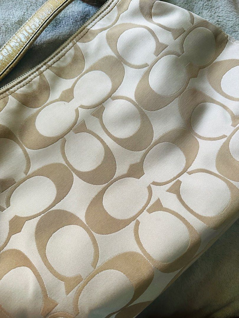Coach Vintage bag (Category: Shoulder Bags) located in San Jose del Monte. Submitted by shegotit (Listing ID 1255772290, Image 3). Description: Vintage coach bag bought in japan No dust bag 101% Original.