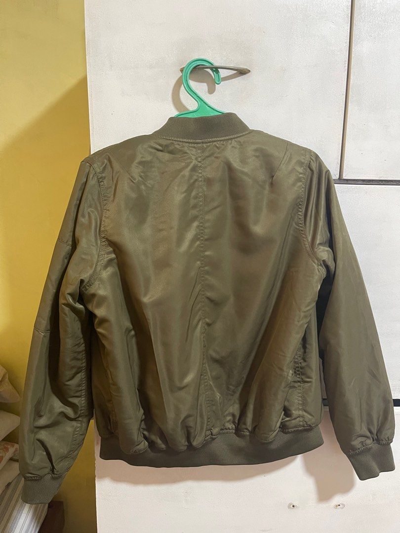Forever 21 Olive Green Bomber Jacket Women s Fashion Coats Jackets and Outerwear on Carousell