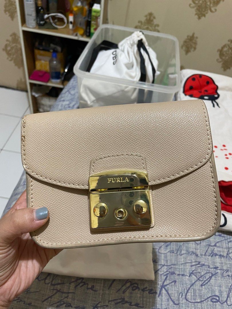 Furla change sales flap