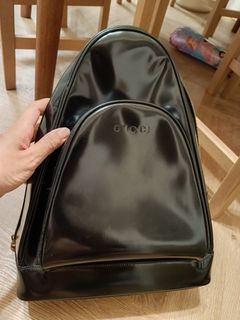 絕版真品GUCCI黑色漆皮單肩胸包.後背包，款式超特別~