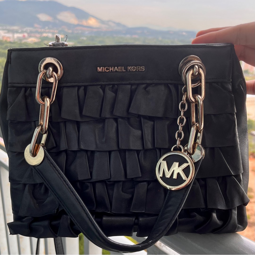 Michael Kors Ava Extra-Small Saffiano Leather Crossbody Bag (Black),  Women's Fashion, Bags & Wallets, Cross-body Bags on Carousell